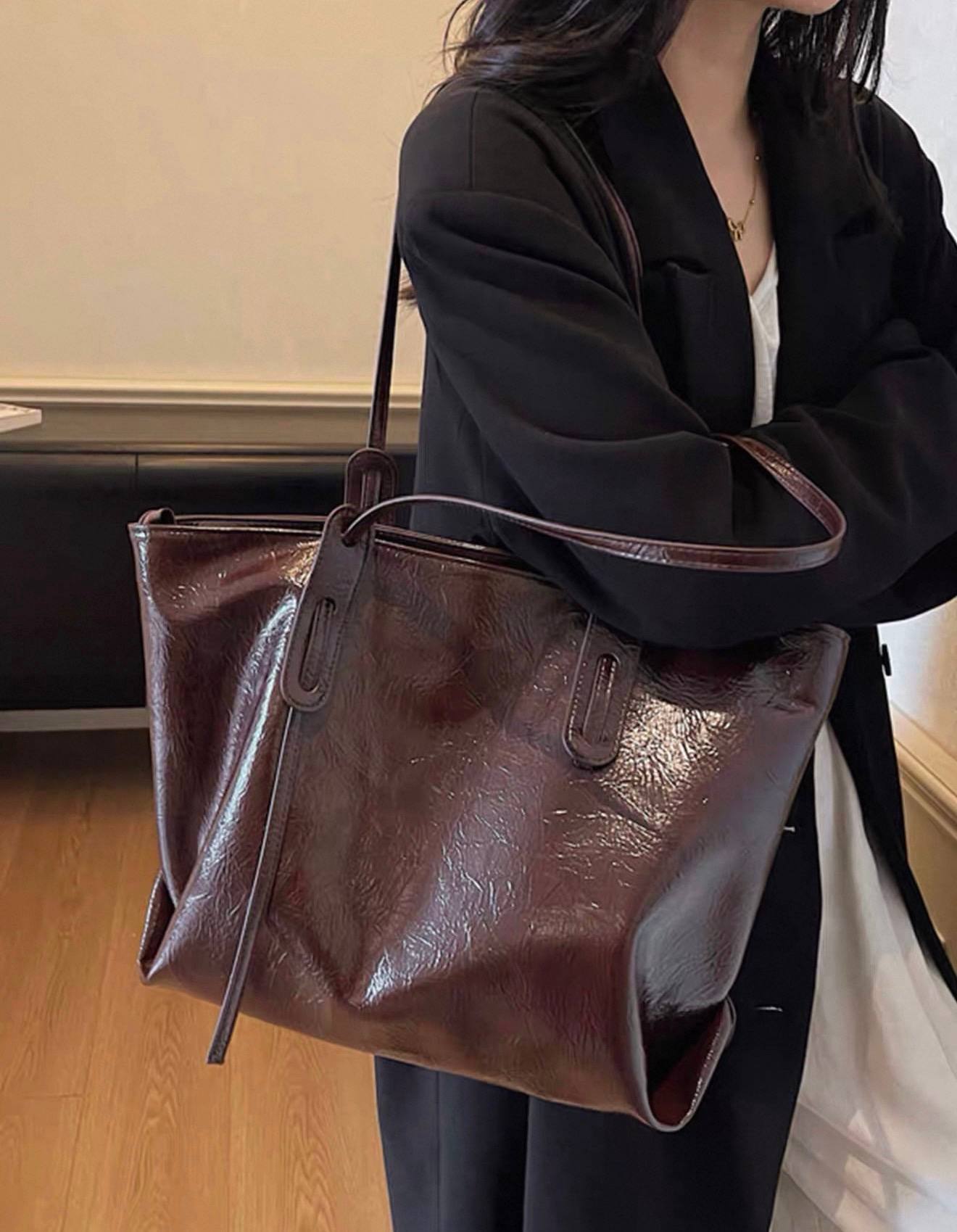 حقيبة نسائية كبيرة