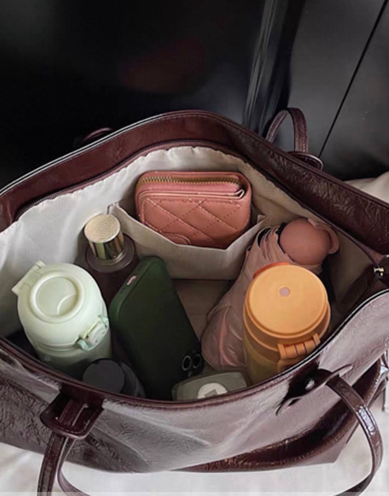 حقيبة نسائية كبيرة