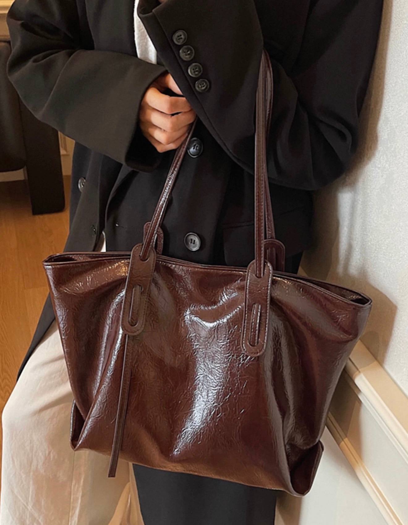 حقيبة نسائية كبيرة