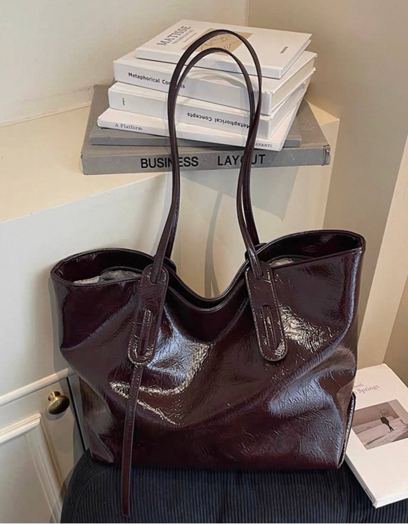 حقيبة نسائية كبيرة