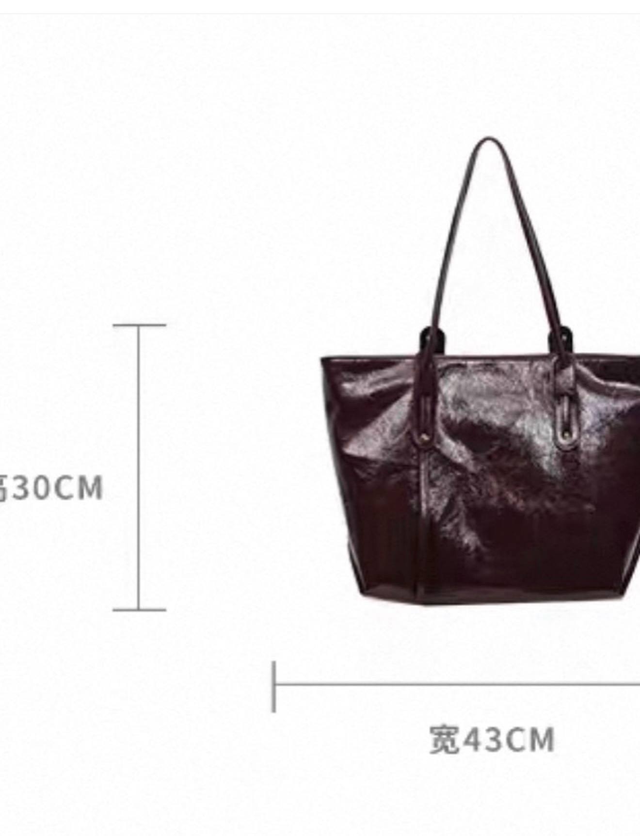 حقيبة نسائية كبيرة