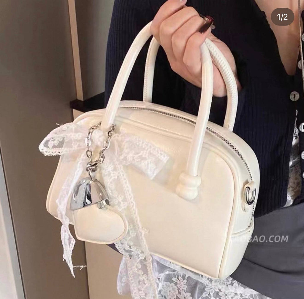 حقيبة جلد دزاين ياباني مع شريط &nbsp;وميدالية على شكل قلب 🎀