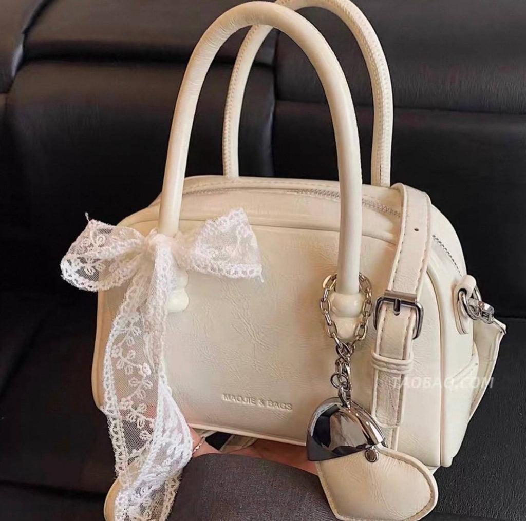 حقيبة جلد دزاين ياباني مع شريط &nbsp;وميدالية على شكل قلب 🎀